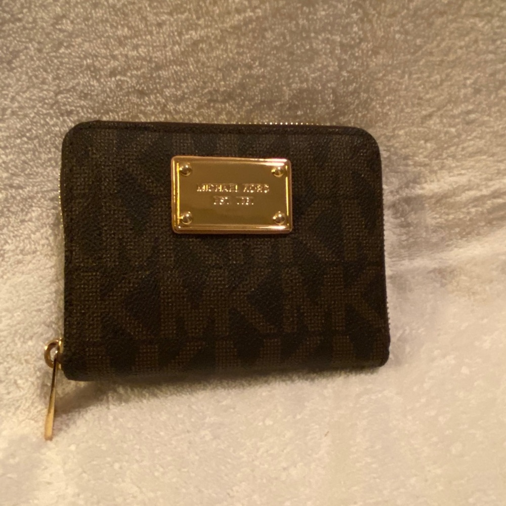 Micheal kors zip wallet